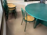 une table et des chaises dans une pièce avec une grande fenêtre