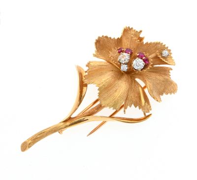 broche en forme de fleur en or jaune, sertie de pierres roses et blanches