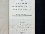un livre ouvert sur lequel figure la photo d'un homme