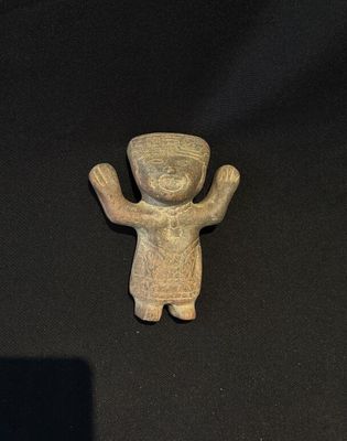 STATUTE DE LA FERTILITE en terre cuite, représenté debout, l…