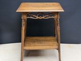 une vieille table en bois surmontée d'une étagère