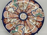 une assiette décorative ornée d'un motif circulaire
