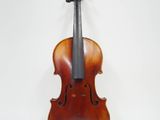 un vieux violon assis sur une surface blanche avec un fond blanc