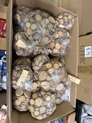 une boîte en carton remplie de bûches dans un magasin