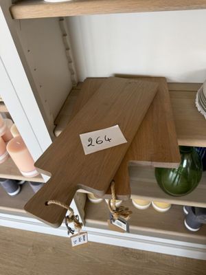 une étagère contenant beaucoup d'objets