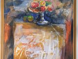 une peinture représentant des fruits posés sur une table recouverte d'une nappe