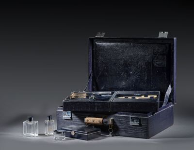 une valise noire contenant de nombreux objets