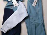 deux pantalons et un sweat à capuche posés sur une table