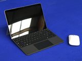 un ordinateur portable et une souris posés sur une table bleue