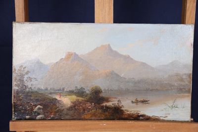 une peinture à l'huile représentant un paysage de montagne avec un bateau sur l'eau