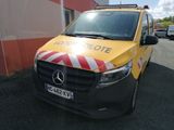 une camionnette jaune garée devant un immeuble