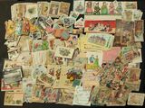 une pile de vieilles cartes postales posée sur une table