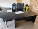 un bureau noir avec deux chaises et une carte posée dessus