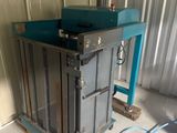 une image représentant un grand conteneur métallique muni d'une porte bleue
