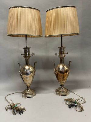une paire de lampes plaquées argent, chacune munie d'un abat-jour