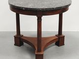 une image représentant une table ronde avec un plateau en marbre