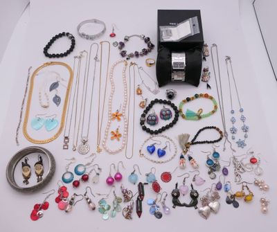 de nombreux types de bijoux exposés sur un fond blanc