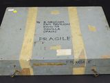une boîte sur laquelle est apposée une étiquette indiquant « fragile »