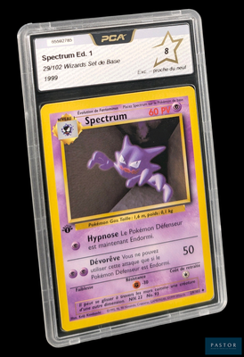 gros plan d'une carte pokemon sur fond noir