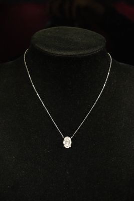 un collier pour femme autour du cou d'un mannequin, orné d'un diamant