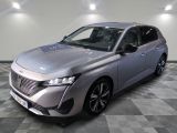 la voiture argentée est garée sur le sol à carreaux d'une pièce
