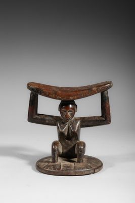 un vieux tabouret en bois sur lequel est assis un homme