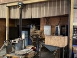 une photo d'une pièce où l'on voit beaucoup de bois