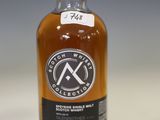 une bouteille de whisky vide posée sur une table