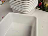 beaucoup d'assiettes blanches empilées les unes sur les autres