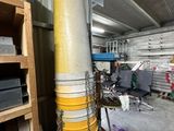 une grande pile d'objets jaunes et blancs dans une pièce