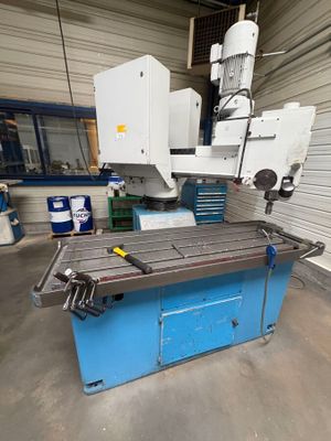 une machine qui se trouve dans un garage