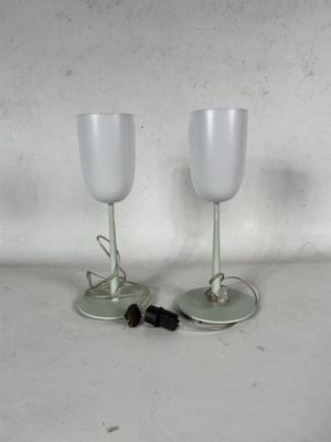 deux verres à vin posés l'un à côté de l'autre sur une table