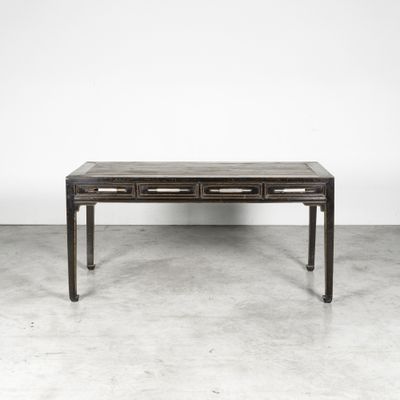 une table noire sur laquelle se trouvent deux tiroirs