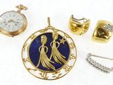 plusieurs bijoux, dont une montre, une broche et une broche