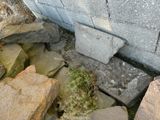 un tas de pierres près d'un mur et d'un parpaing