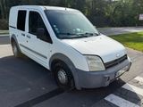 une camionnette blanche garée sur le bord de la route