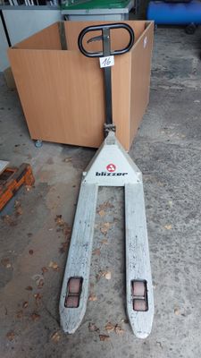 une palette posée à même le sol dans un garage
