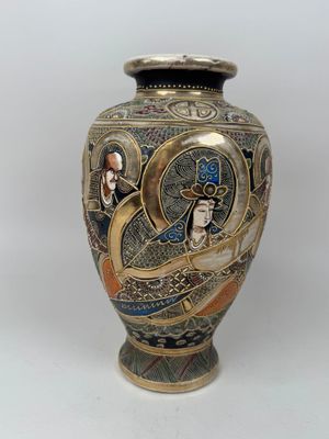 un vase avec l'image d'un homme et d'une femme dessus