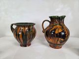 deux vases posés sur une table
