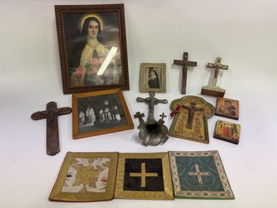 de nombreux objets religieux exposés sur une surface blanche