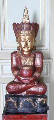 une statue de Bouddha assis sur un tas de bagages