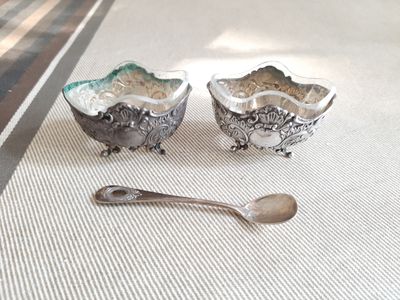 deux bols et une cuillère posés sur une table