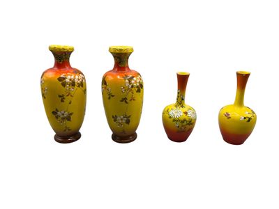 JAPON Deux paires de vases en céramique émaillée jaune, oran…