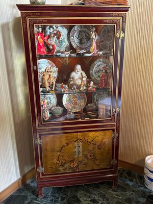 un vaisselier contenant de nombreux objets décoratifs