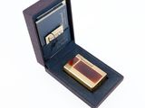 une petite boîte contenant un briquet, posée sur une surface blanche