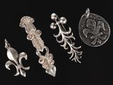 un ensemble d'objets métalliques argentés posés sur une surface noire