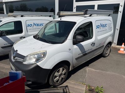deux camionnettes blanches garées l'une à côté de l'autre dans un parking