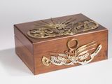 une boîte en bois ornée d'un oiseau