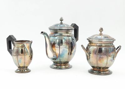 trois théières en argent posées les unes à côté des autres sur une surface blanche