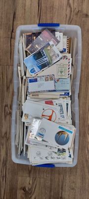 un bac rempli de courrier posé sur un plancher en bois